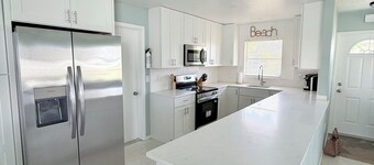 Coastal 2 Bedroom Pool Home- Minutes to beach, Close to Restaurants and Shopping