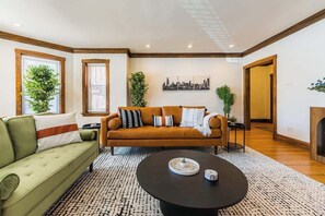 TV, offices - Luxe 3BR + Patio & Parking | Sleeps 9 | Lakeview (Chicago)