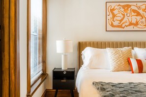 3 bedrooms, iron/ironing board, WiFi, bed sheets - Luxe 3BR + Patio & Parking | Sleeps 9 | Lakeview (Chicago)