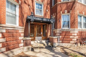 Exterior detail - Luxe 3BR + Patio & Parking | Sleeps 9 | Lakeview (Chicago)