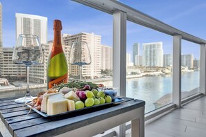 Outdoor dining - Waterfront Retreat with Great Views - King Bed (Hallandale Beach)