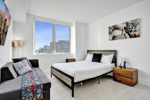 Room - Waterfront Retreat with Great Views - King Bed (Hallandale Beach)