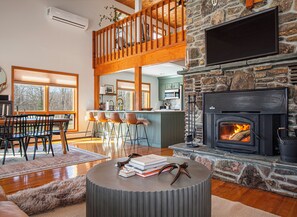 Living area - Bluebird Cabin,
Tranquil, private 5 acre property, in the heart of the Catskills (Fleischmanns)