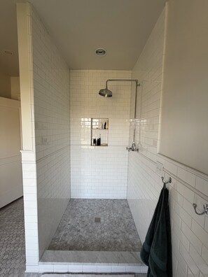 Shower, hair dryer, towels, soap - World Cup Headquarters! Perfect for large groups! (Seattle)