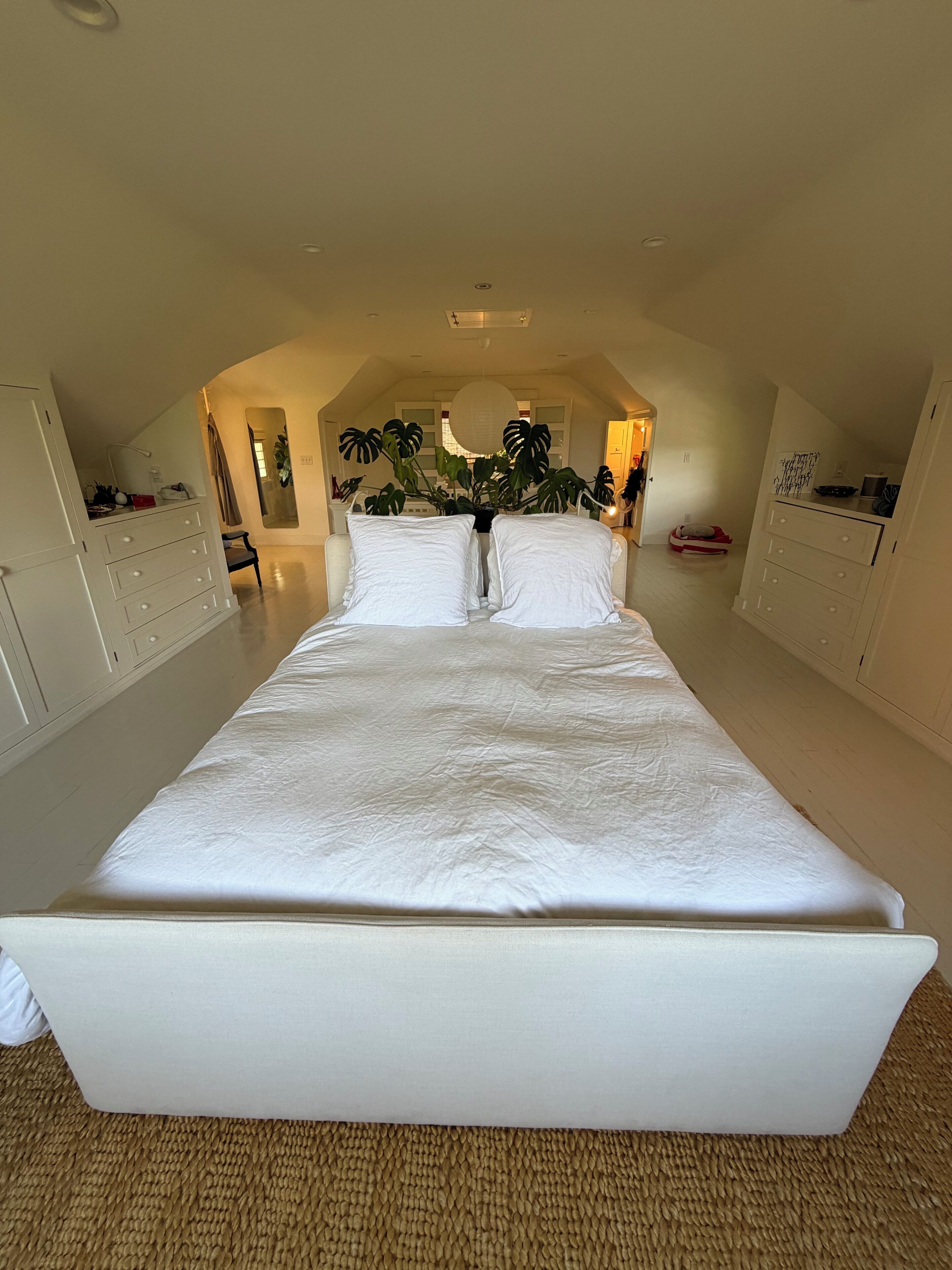 5 bedrooms, iron/ironing board, WiFi, bed sheets