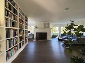 Interior - World Cup Headquarters! Perfect for large groups! (Seattle)