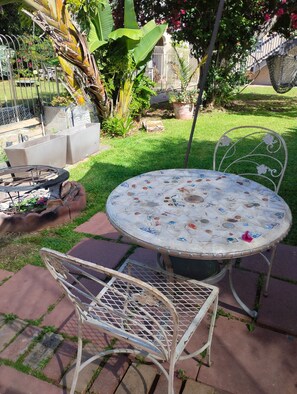 Outdoor dining - Welcoming 1-bedroom cottage with AC in Long Beach, ca. CLOSE TO L.B. GRAND PRIX (Long Beach)