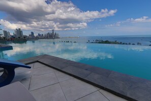 Pool - Luxury High-Rise Stay on Piso 34 with Stunning Ocean & City Views (Panamá)