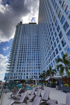 Pool - Luxury High-Rise Stay on Piso 34 with Stunning Ocean & City Views (Panamá)