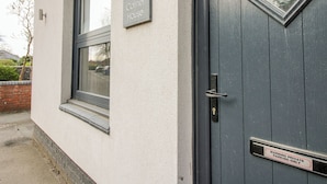 Rakennuksessa on kyltti, jossa lukee ”Corner House”, ja sen ovessa on kyltti, jossa varoitetaan, että alue on yksityinen pysäköintialue.