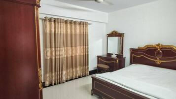 3 bedrooms, desk, iron/ironing board, WiFi (free)