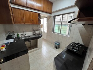 Fridge, microwave, stovetop, electric kettle - Apartment in Motijheel, Naya Paltan, VIP main Road (Dhaka)