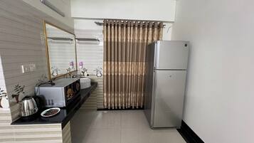 Fridge, microwave, stovetop, electric kettle