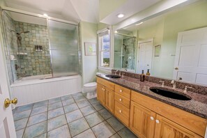 Towels - Fitzgerald Estate | Sleeps 30 | Weddings & Retreats | Oceanfront OBX (Corolla)