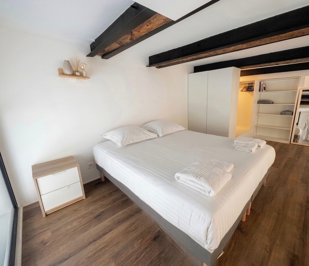Una camera da letto con un letto, un comodino e un armadio.