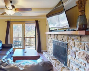 Smart TV, fireplace - Bee Branch 42 • Trailside Walk to Sugar Mountain (Sugar Mountain)