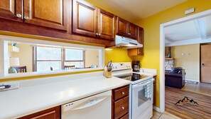 Fridge, microwave, oven, stovetop - Bee Branch 42 • Trailside Walk to Sugar Mountain (Sugar Mountain)