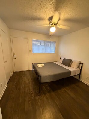 1 bedroom, iron/ironing board, WiFi, bed sheets - Delightful Cozy 1x1 by the Drag (Austin)