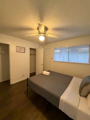 1 bedroom, iron/ironing board, WiFi, bed sheets - Delightful Cozy 1x1 by the Drag (Austin)