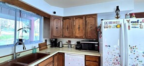 Private kitchen - Foggy Ocean View, Port Alice, Vancouver Island (Port Alice)