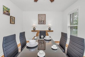 Dining - Gorgeous 4-Bedroom House with Parking for 6 Cars in Martinez (Martinez)