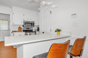 Private kitchen - Gorgeous 4-Bedroom House with Parking for 6 Cars in Martinez (Martinez)