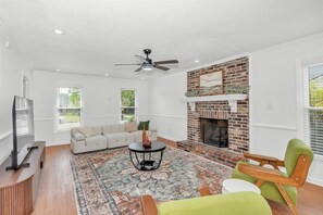 Living area - Gorgeous 4-Bedroom House with Parking for 6 Cars in Martinez (Martinez)