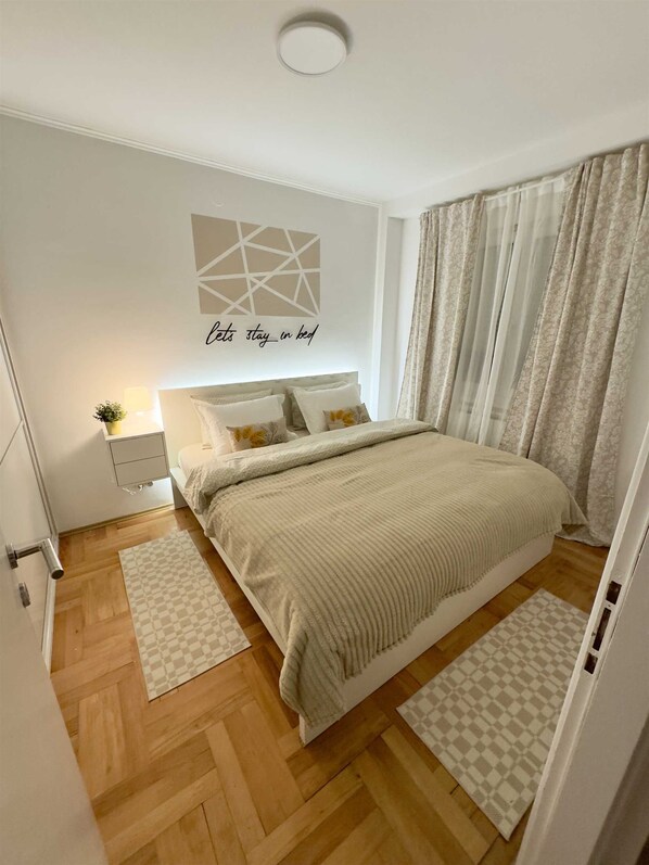 1 bedroom, bed sheets