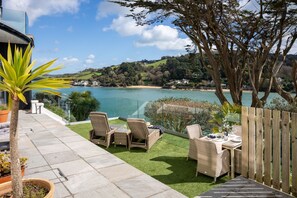 Outdoor dining - Wolf Rock -  an apartment that sleeps 4 guests  in 2 bedrooms (Salcombe)