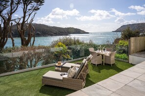 Outdoor dining - Wolf Rock -  an apartment that sleeps 4 guests  in 2 bedrooms (Salcombe)