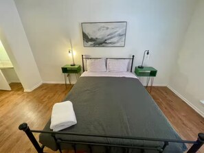 2 bedrooms, iron/ironing board, WiFi, bed sheets - Charming 2x2 Apt in ATX by UT (Austin)