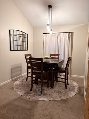 Dining - Cozy 2-bedroom house in serene Portage Lakes (Akron)