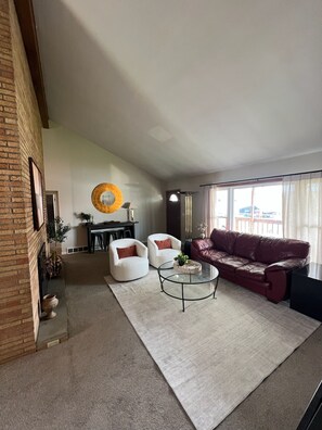 Living area - Cozy 2-bedroom house in serene Portage Lakes (Akron)