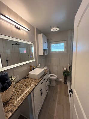 Bathroom - Cozy 2-bedroom house in serene Portage Lakes (Akron)