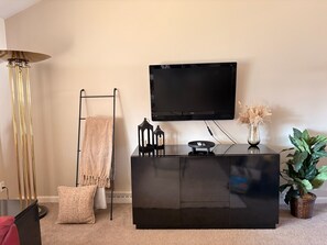 Interior - Cozy 2-bedroom house in serene Portage Lakes (Akron)