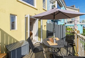 Outdoor dining - Rock Cottage is a charming coastal retreat (Brixham)