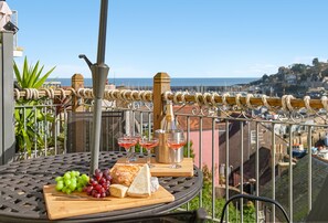 Outdoor dining - Rock Cottage is a charming coastal retreat (Brixham)