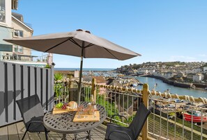 Outdoor dining - Rock Cottage is a charming coastal retreat (Brixham)