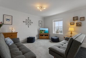 Living area - Wake up to breathtaking harbour views at Quayside Marina (Torquay)