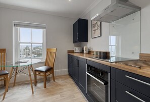 Private kitchen - Wake up to breathtaking harbour views at Quayside Marina (Torquay)