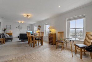 Interior - Wake up to breathtaking harbour views at Quayside Marina (Torquay)