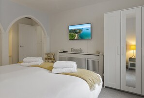 2 bedrooms, iron/ironing board, travel cot, WiFi - Wake up to breathtaking harbour views at Quayside Marina (Torquay)