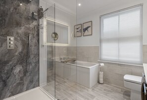 Bathroom - Wake up to breathtaking harbour views at Quayside Marina (Torquay)