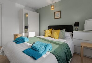 1 habitación, tabla de planchar con plancha, wifi y ropa de cama 