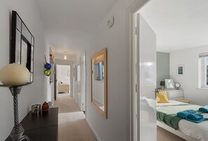 1 bedroom, iron/ironing board, WiFi, bed sheets - Prime central location at Harbour Heights in Brixham (Brixham)