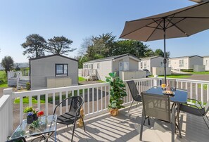 Outdoor dining - Coastpath Cabin, Landscove is a charming and dog-friendly coastal caravan (Brixham)