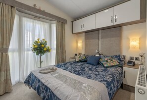 Room - Coastpath Cabin, Landscove is a charming and dog-friendly coastal caravan (Brixham)