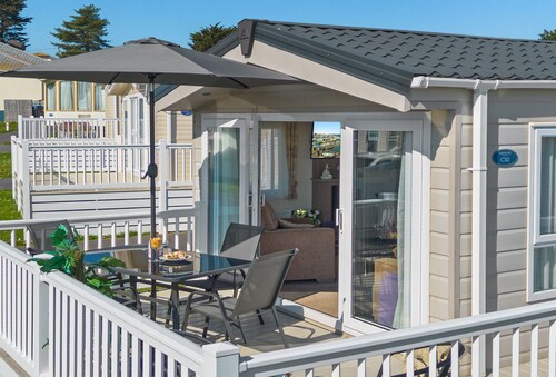 Coastpath Cabin, Landscove is a charming and dog-friendly coastal caravan