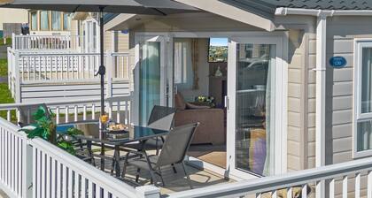 Coastpath Cabin, Landscove is a charming and dog-friendly coastal caravan