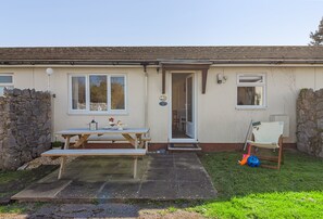 Outdoor dining - Landscove Chalet 23 a charming and cosy South Devon holiday cottage (Brixham)
